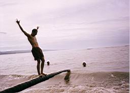 31 Cahuita jugando.jpg